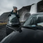 Auto road trip en Islande : voiture noire sur route de gravier, côte Sud