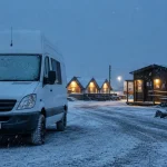 Camping Islande hiver : van en camping enneigé