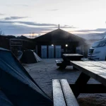 Camping thingvellir islande avec douches extérieures et tables de pique-nique