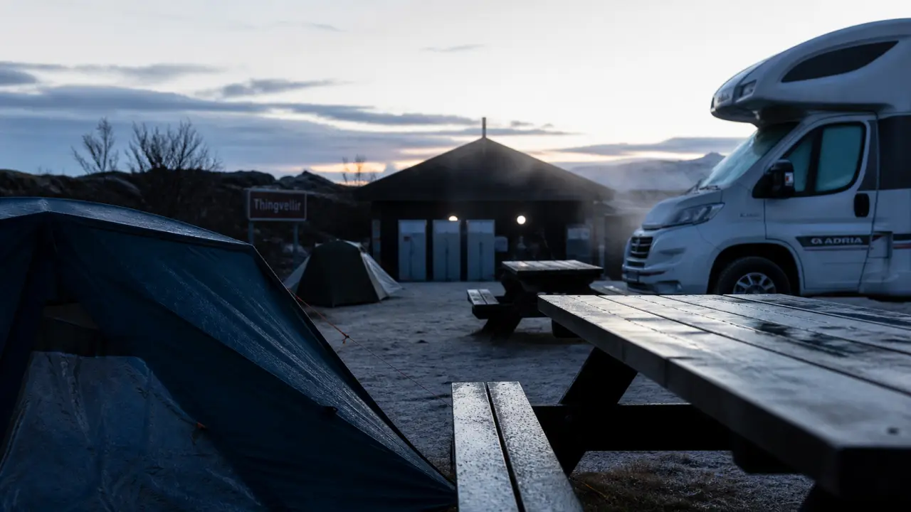 Camping thingvellir islande avec douches extérieures et tables de pique-nique