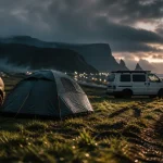 Camping vik islande, tente et vans près de la route 1, falaises noires