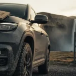 Cars road trip en Islande : SUV 4x4 sur gravier, brume et route