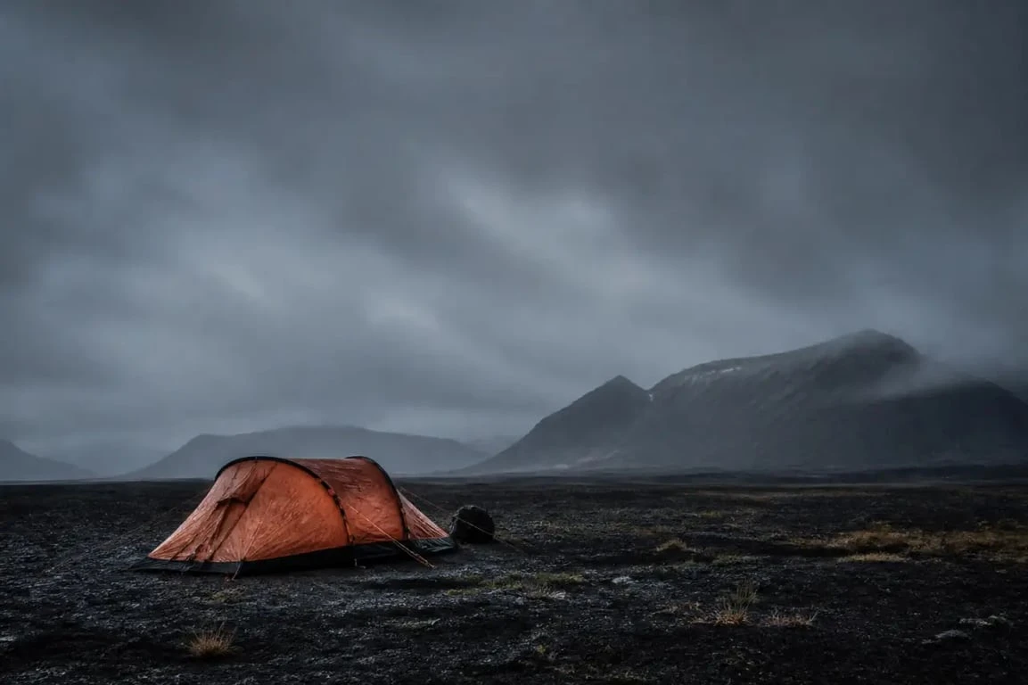 Faire du camping en Islande dans une tente résistante au vent face aux paysages volcaniques