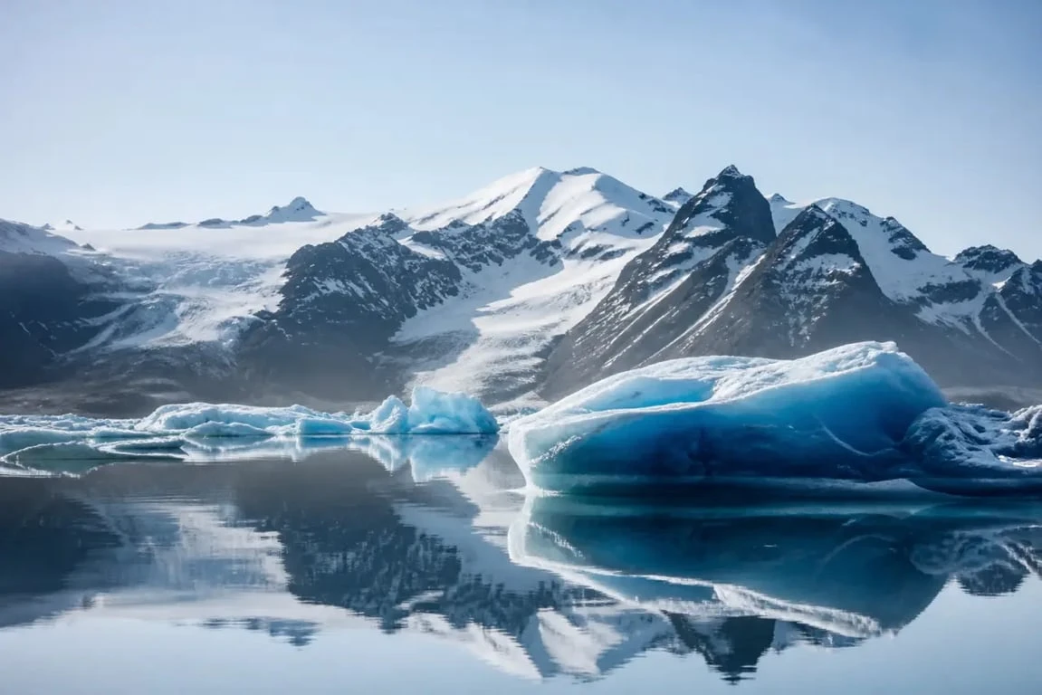 Jökulsárlón : lagune glaciaire avec icebergs bleutés en Islande