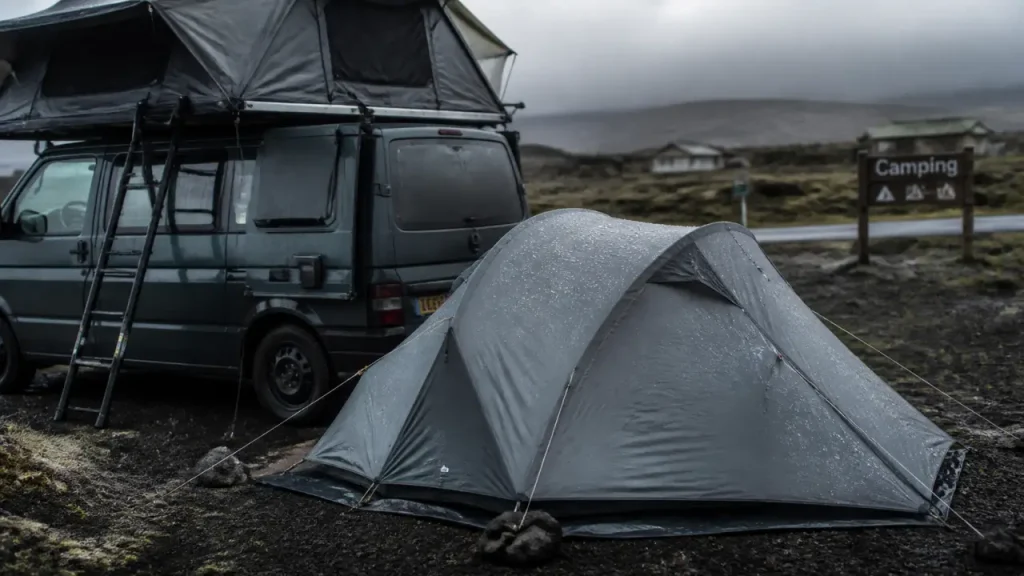 Faire du camping en islande : tente fermée contre le vent, camping officiel