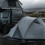 Faire du camping en islande : tente fermée contre le vent, camping officiel