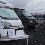 Location camping car Islande avis : camping-car sur route gravel