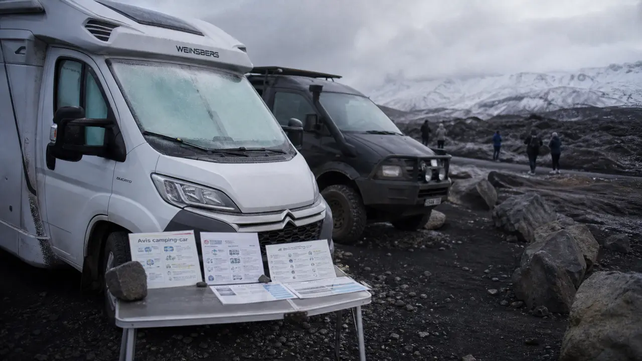 Location camping car Islande avis : camping-car sur route gravel