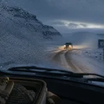 Road trip Islande hiver : route neige, 4x4 phares et gants, sécurité hivernale