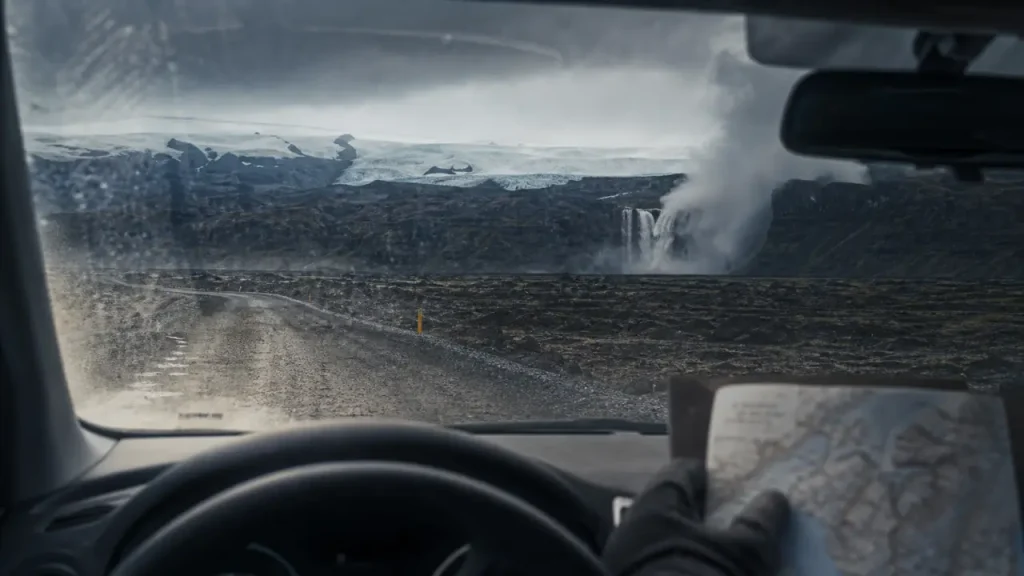 Road trip Islande : voiture sur route, gravier et carte