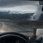 Road trip Islande : voiture sur route, gravier et carte