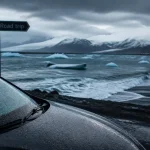 Road trip Islande une semaine : voiture et lagune glaciaire noire