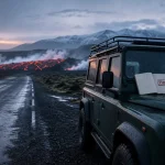 Volcan islande : route et 4x4 près de la lave fumante