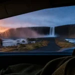 Voyage spirituel en Islande : route gravier vers cascade fumante