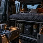 Amenagement 4x4 road trip : couchage isolé et cuisine pour dormir au chaud