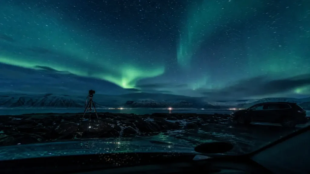 Aurores boréales islande, photo longue pose sur route sombre