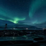 Aurores boréales islande, photo longue pose sur route sombre