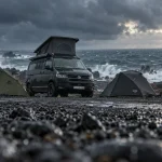 Camping gardur islande près des phares, océan Atlantique et van