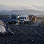Camping grindavik islande : tente et vans au vent près de l’aéroport