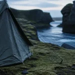 Camping sauvage en Islande : tente sur mousse et pierres volcaniques