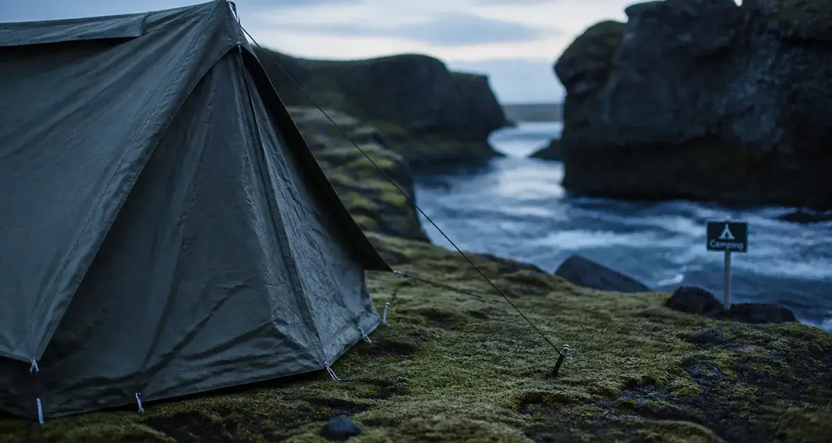 Camping sauvage en Islande : tente sur mousse et pierres volcaniques