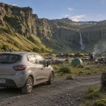 Camping thakgil islande : voiture vers un camping isolé en vallée volcanique