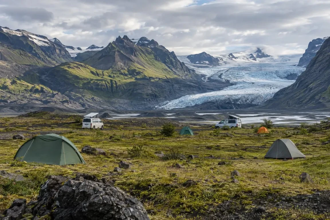 Camping Skaftafell Islande avec tentes, campervans et glacier en arrière-plan