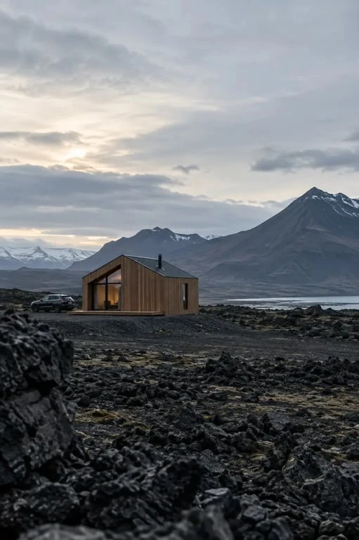 Camping bungalow Islande dans un paysage de lave et de montagnes