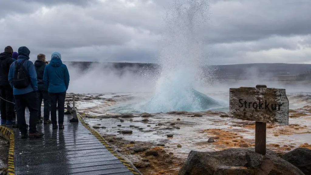 geyser islande Strokkur en éruption, vapeur et voyageurs sur le Cercle d’Or