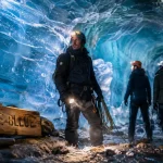 grotte de glace islande au Vatnajökull, entrée bleue avec guide