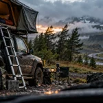 Location voiture tente en Islande : 4x4 et tente près du camping, vent fort