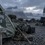 Meilleurs camping Islande : tjaldsvæði tente et van près du camping Card