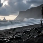 Plage sable noir en Islande, sable et vagues à Reynisfjara
