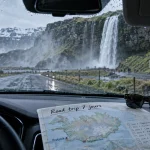 Road trip 1 semaine Islande : Seljalandsfoss, cascade et route humide depuis une voiture