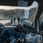 Road trip en famille en Islande, voiture sous la pluie vers une cascade Sud