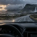 Road trip Islande 15 jours : voiture sur la Ring Road, au bord de la lave
