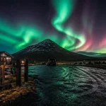 Voyage islande aurore boréale : aurore verte sur route et parking islandais nocturne