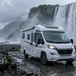 Voyage islande en camping car près d’une cascade, camping-car blanc